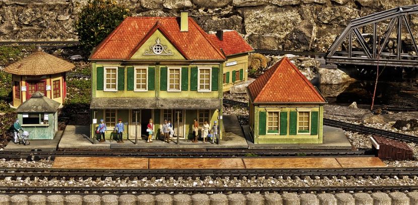 train station toy, railway platform, miniature characters