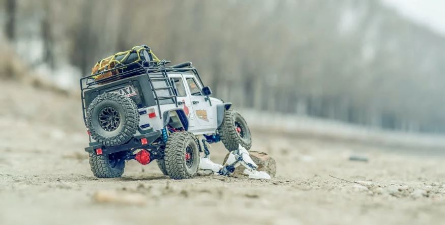 This RC heavy-duty off-road monster vehicle can pull off huge stunts.