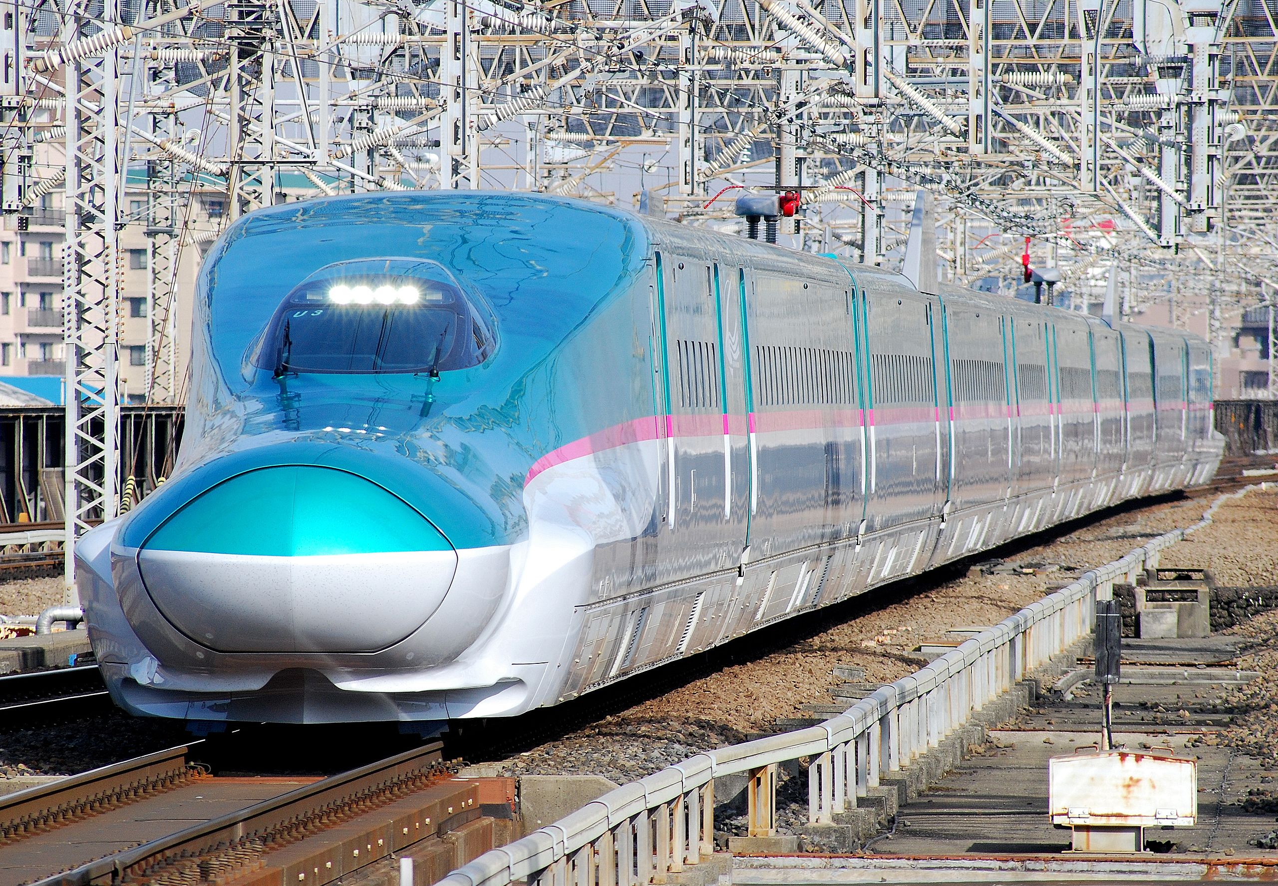 JR East E5 series shinkansen set U3 approaching Omiya Station on the "Hayabusa 4" service to Tokyo 