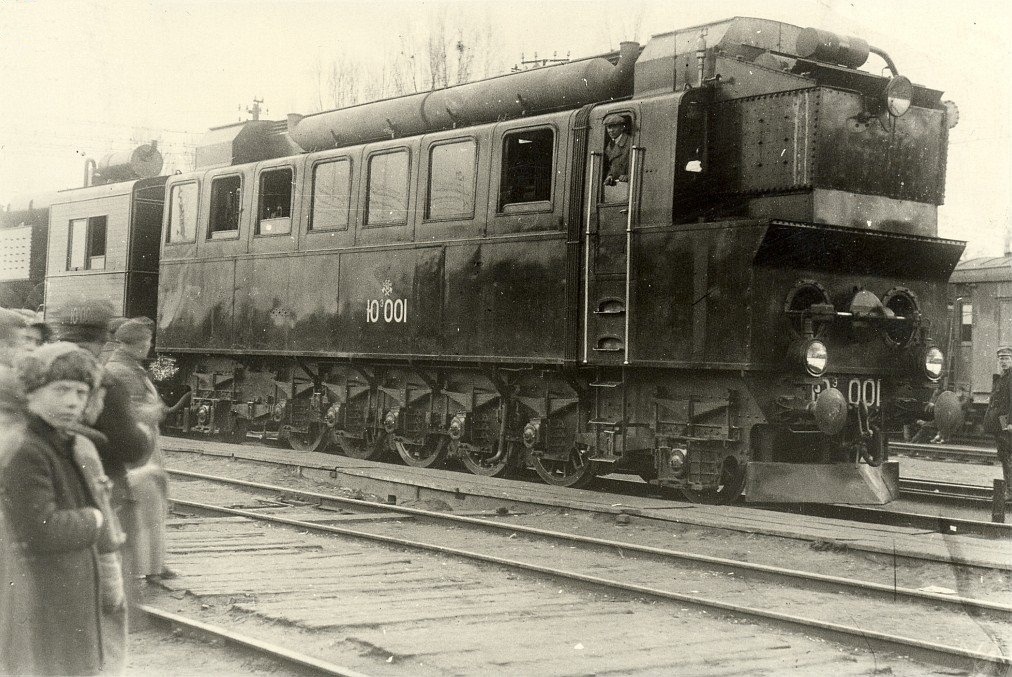 The Russian-designed, German-built E el‑2 diesel-electric, introduced in 1925, remained in service until 1954