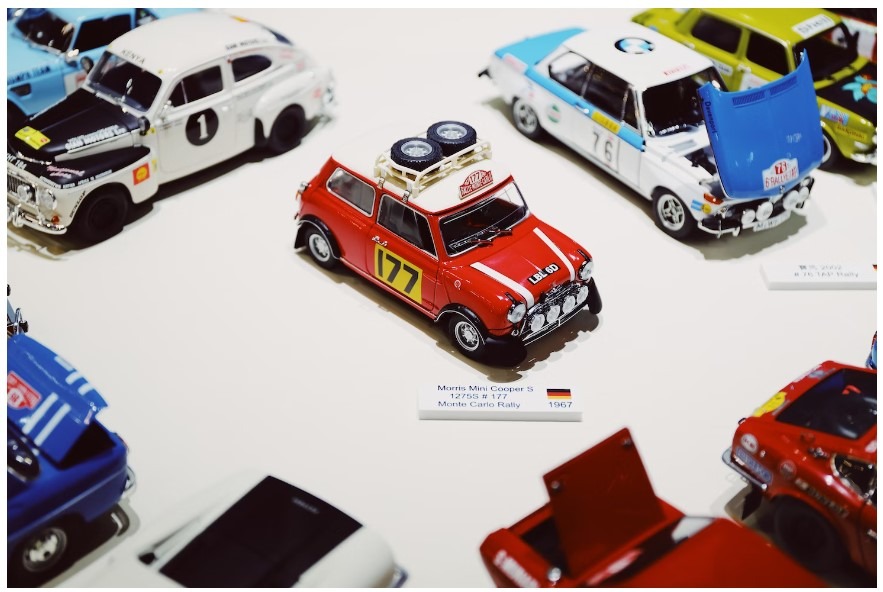 Round 2 Ghostbusters Ecto-1 Scale Model Kit